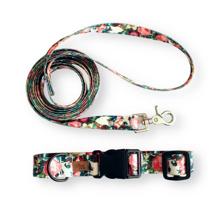 Hundhalsband och koppel i tryckt webbning – röda rosor för wholesale av Bloom Paws