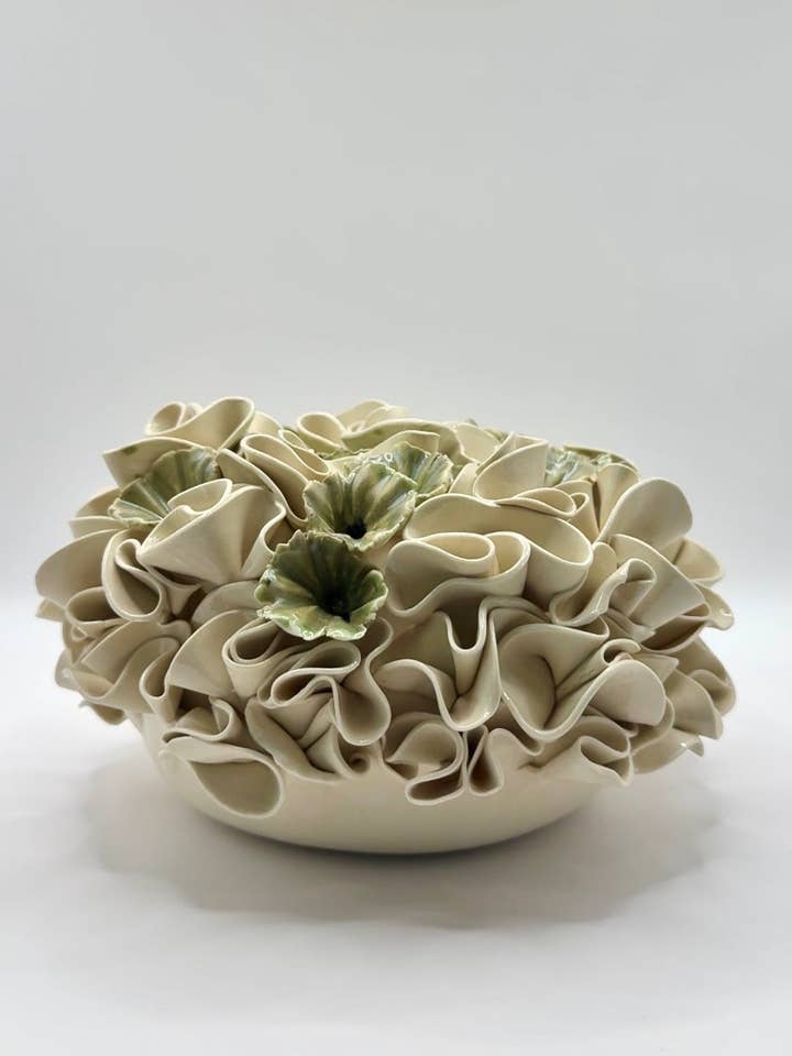 Volants & Fleurs - Beige, Vert Sauge pour la vente par Clay by TT