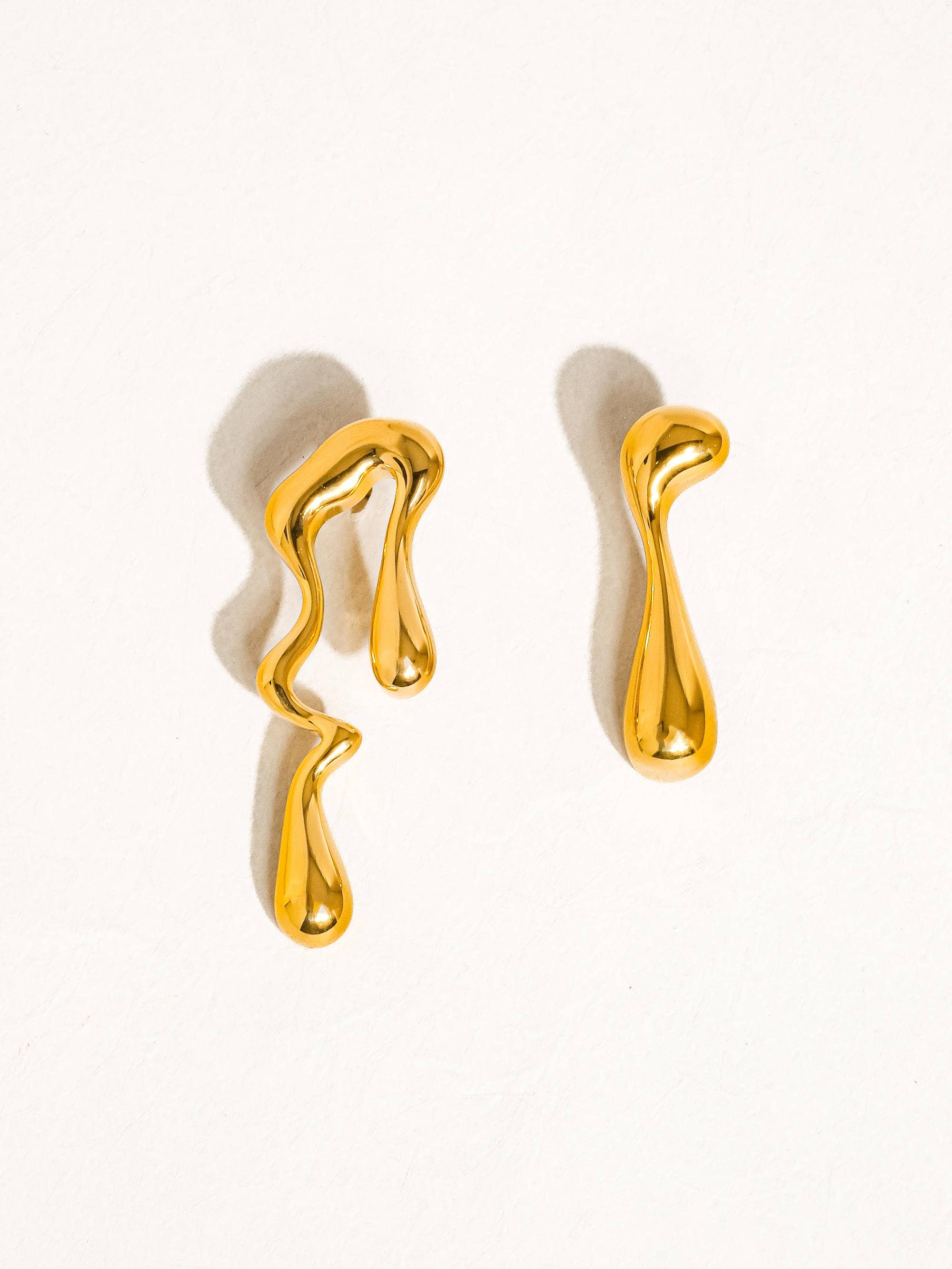 Flânerie by MAIQ - Venta al por mayor Pendientes de botón/aretes de poste - Pendientes desiguales fundidos en oro de 18K que no se empañan