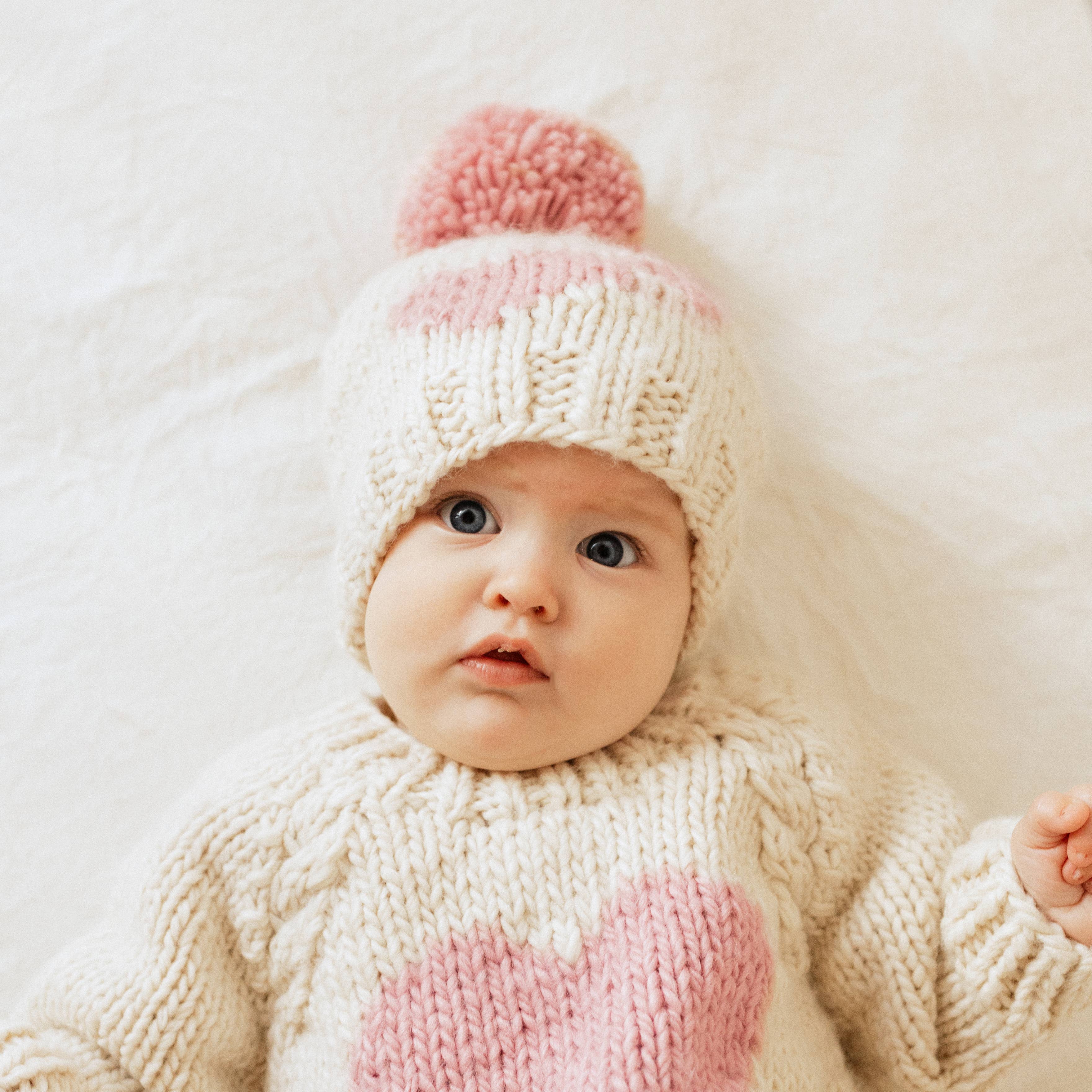 Huggalugs - Vente Bonnet – enfant - Bonnet tricoté Sweetheart avec doubles cœurs rose pour bébé et enfant2
