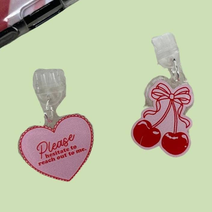 Kindle Charm, Telefon Charm, USB Charm, Kirsebærhjerte, Kindle Støvprop Charm, Boglig Merch, Boglige Gaver, USB Prop, Kindle Tilbehør for engroshandel hos Limes & Lilly