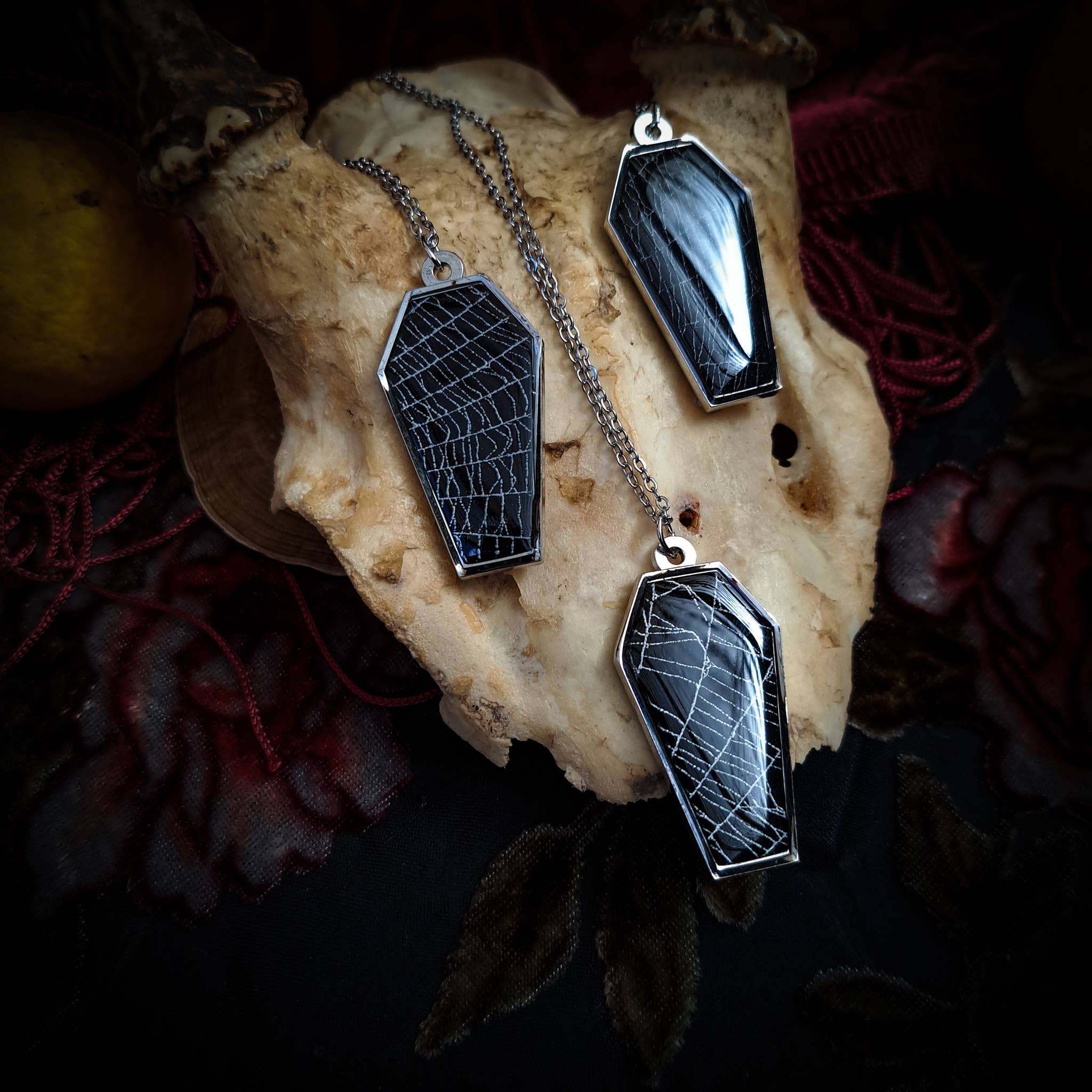 Hell Kitten RVA - Vente Colliers à pendentif - Cercueils en véritable toile d'araignée en argent (collier)6