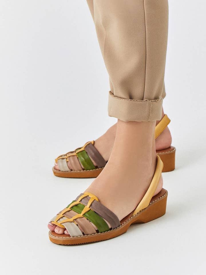 TÜRKISFARBENE EISLEINENSANDALE für den Großhandel von Lola Almagro