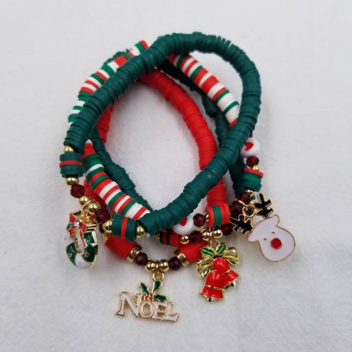 Bracelet Heishi avec couronne de Noël et breloque en forme de renne pour la vente par ENA Jewelry