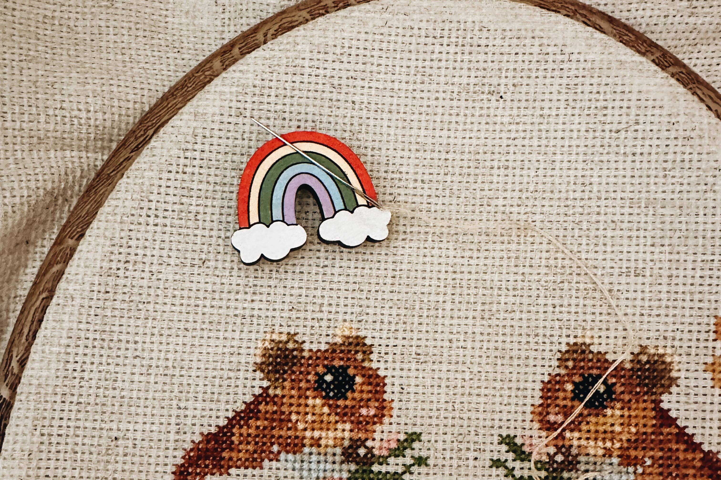 Remember November, Inc - Vendita all'ingrosso Attrezzi per lavoro a maglia/uncinetto - Rainbow Needle Minder, Tagliaghi magnetico in legno1