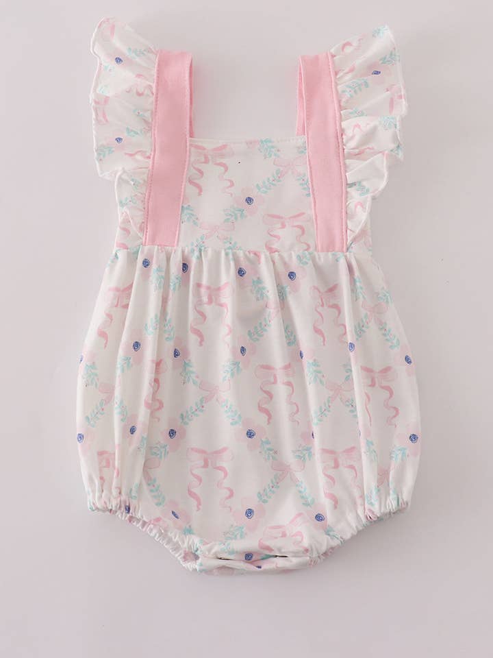 Barboteuse à volants imprimée de nœuds floraux roses pour la vente par Mom & Co.