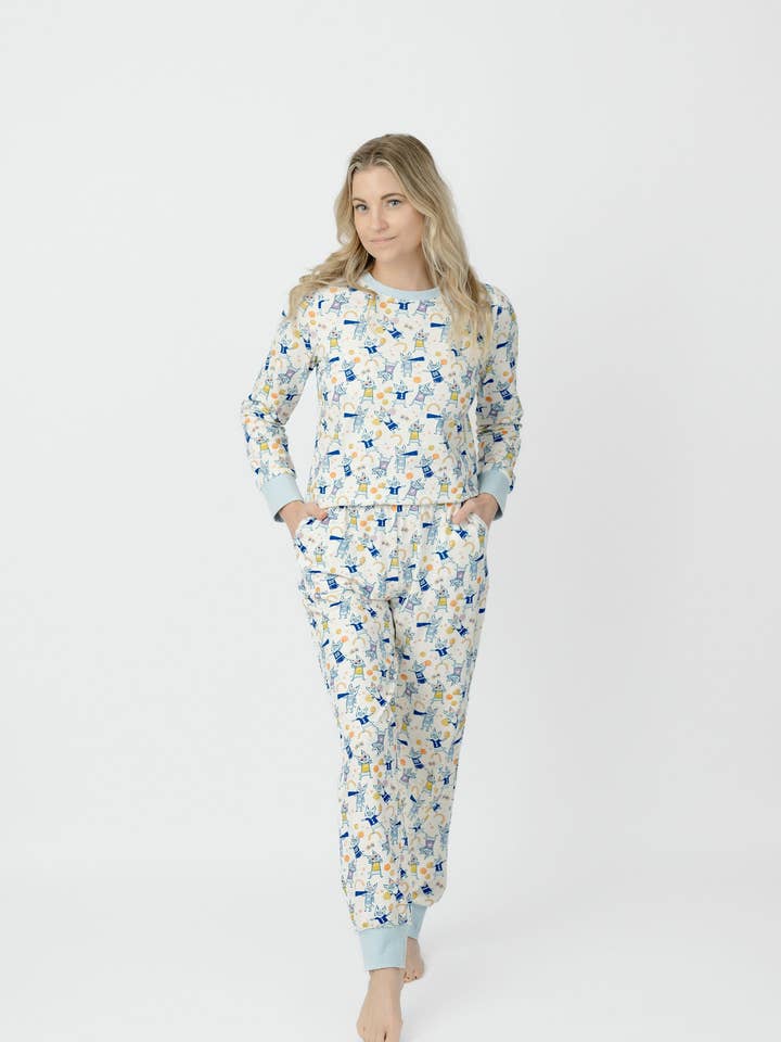 Wildcat Pride Ekologisk Bomullstrikå Pyjamaset | Blått & Vitt Bobcat-mönster | Imbali Charleston för wholesale av Imbali Charleston