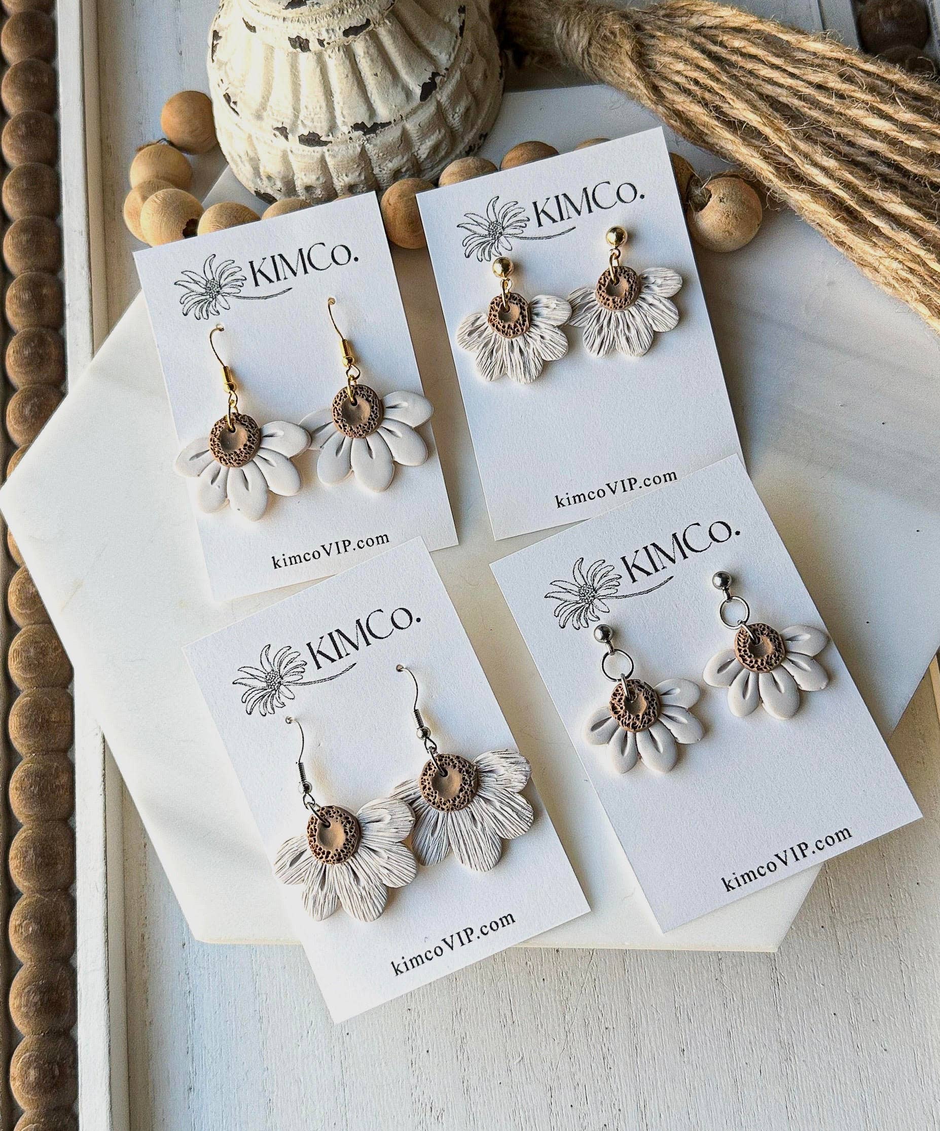 KIMCo. - Wholesale Hangende/ronde oorbellen - Polymeerklei Oorbellen - Alledaags - Bloemen/Madeliefje