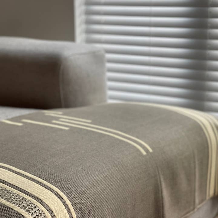 Beyond Borders Collective | Artisan-Made Blankets & Throws - Venta al por mayor Mantas de sofá - Equinoccio Throw - Marrón Cedro