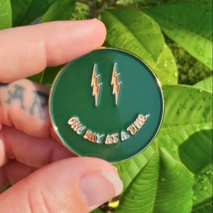 As Told By Ellie - Vendita all'ingrosso Spilla da bavero - Spilla smaltata One Day At A Time, spille da bavero Sobriety, in stile Recovery2