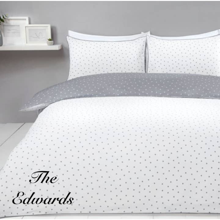 Literie à petits pois personnalisée avec nom de famille pour la vente par Lulabay
