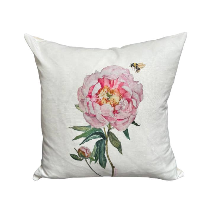 Zierkissen - Hellrosa Pfingstrose mit Biene auf weißem Leinen-Baumwollstoff für den Großhandel von Goose and Willow