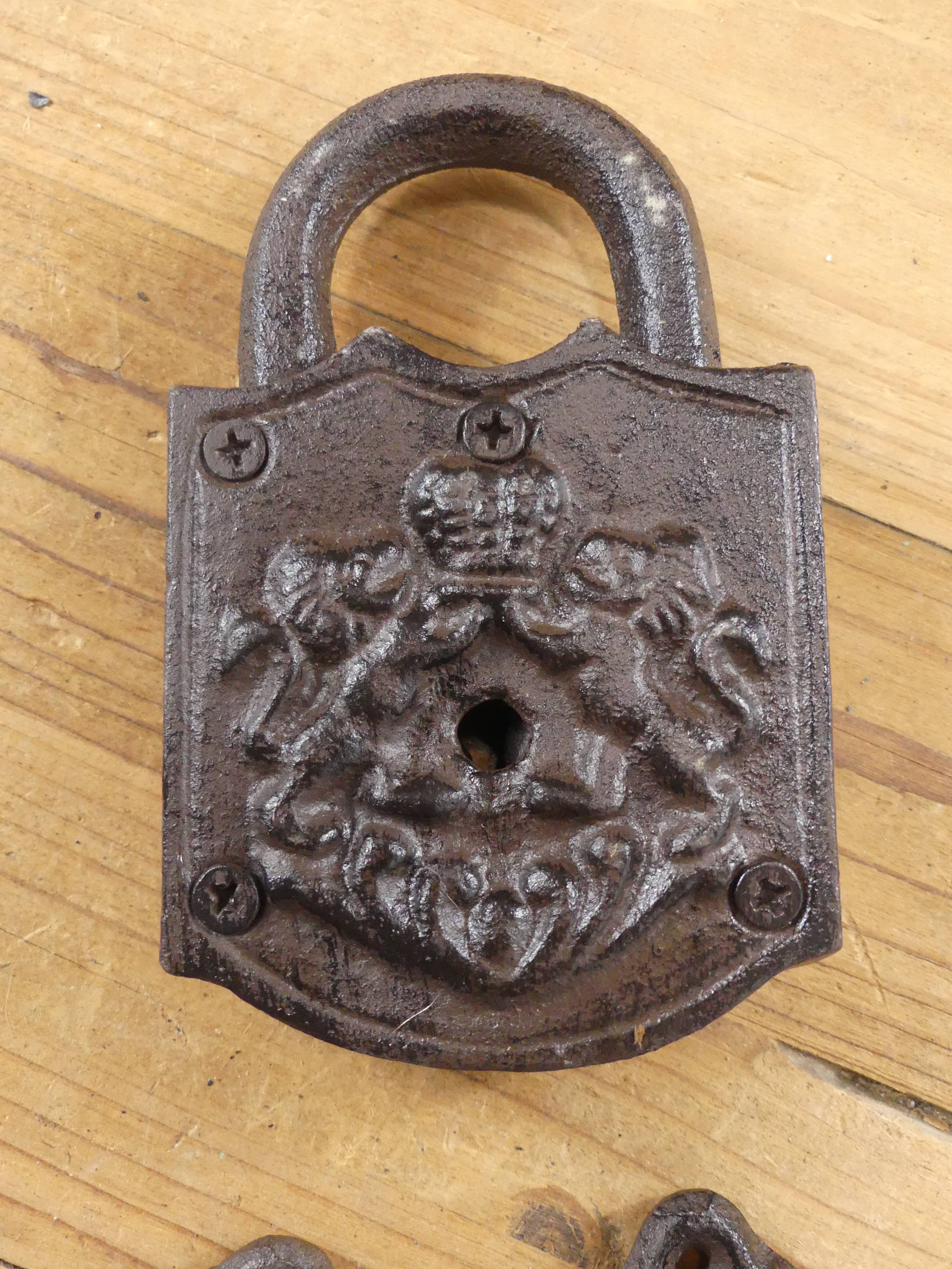 Midwest Craft House - Wholesale Decorative Tabletop Object - LARGE CAST IRON LOCK AND KEY SET (PROP)2