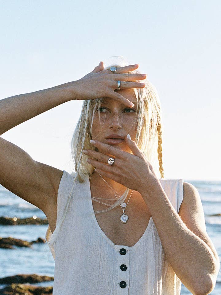 Ravi - Argent pour la vente par Wilder Sage