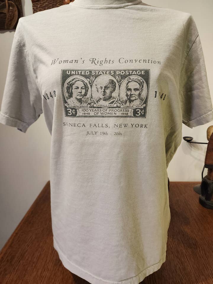 Carte postale du suffrage féminin Convention des droits des femmes T-shirt Comfort Colors, Baie pour la vente par Seed House Prints