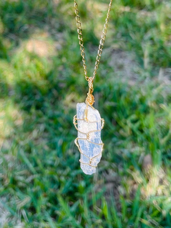 Halskette mit blauem Kyanit-Kristall in Klingenform für den Großhandel von Beyond The Above