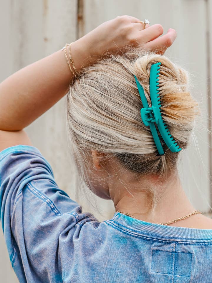 Pince à griffes Mega Hold Turquoise pour la vente par Share Studio