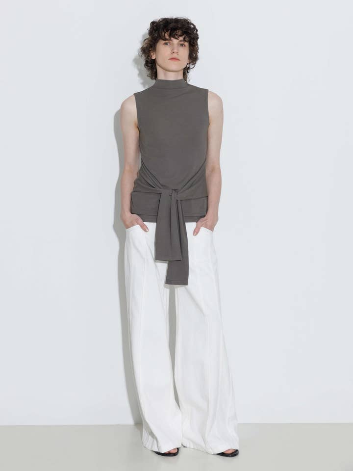 Ärmlös topp med knytband och hög krage för wholesale av CUBIC