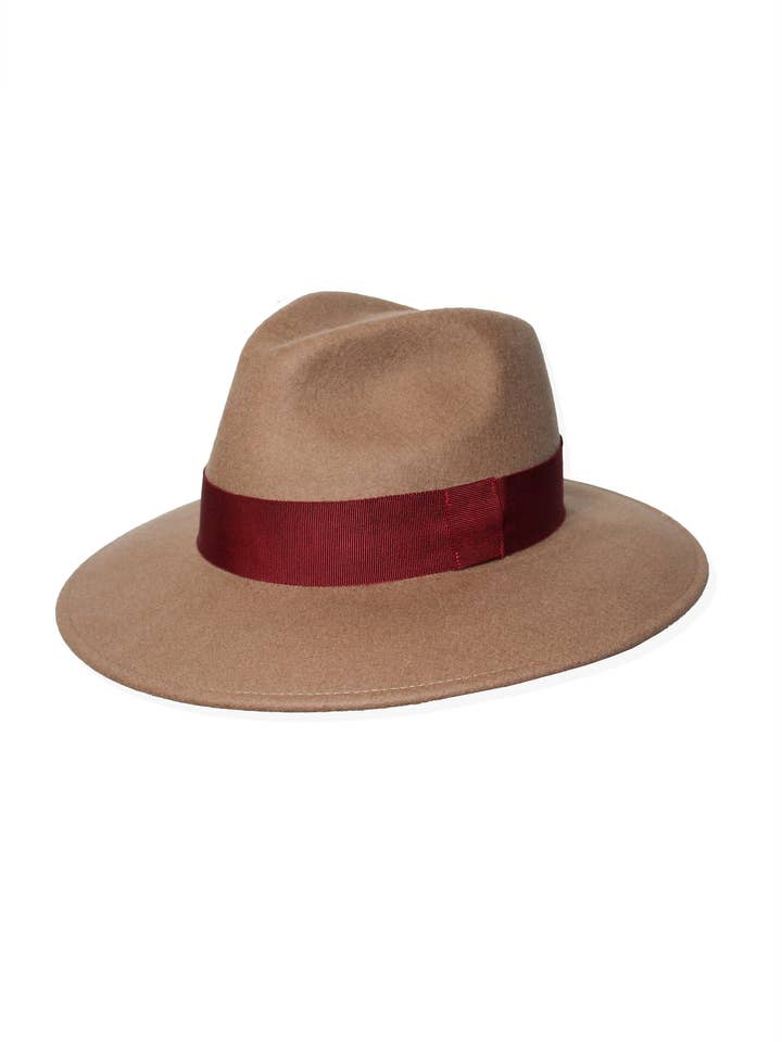 CAPPELLO CAMMELLO - NASTRO BORDEAUX - FEDDIE per la vendita all'ingrosso da parte di Aéle Paris