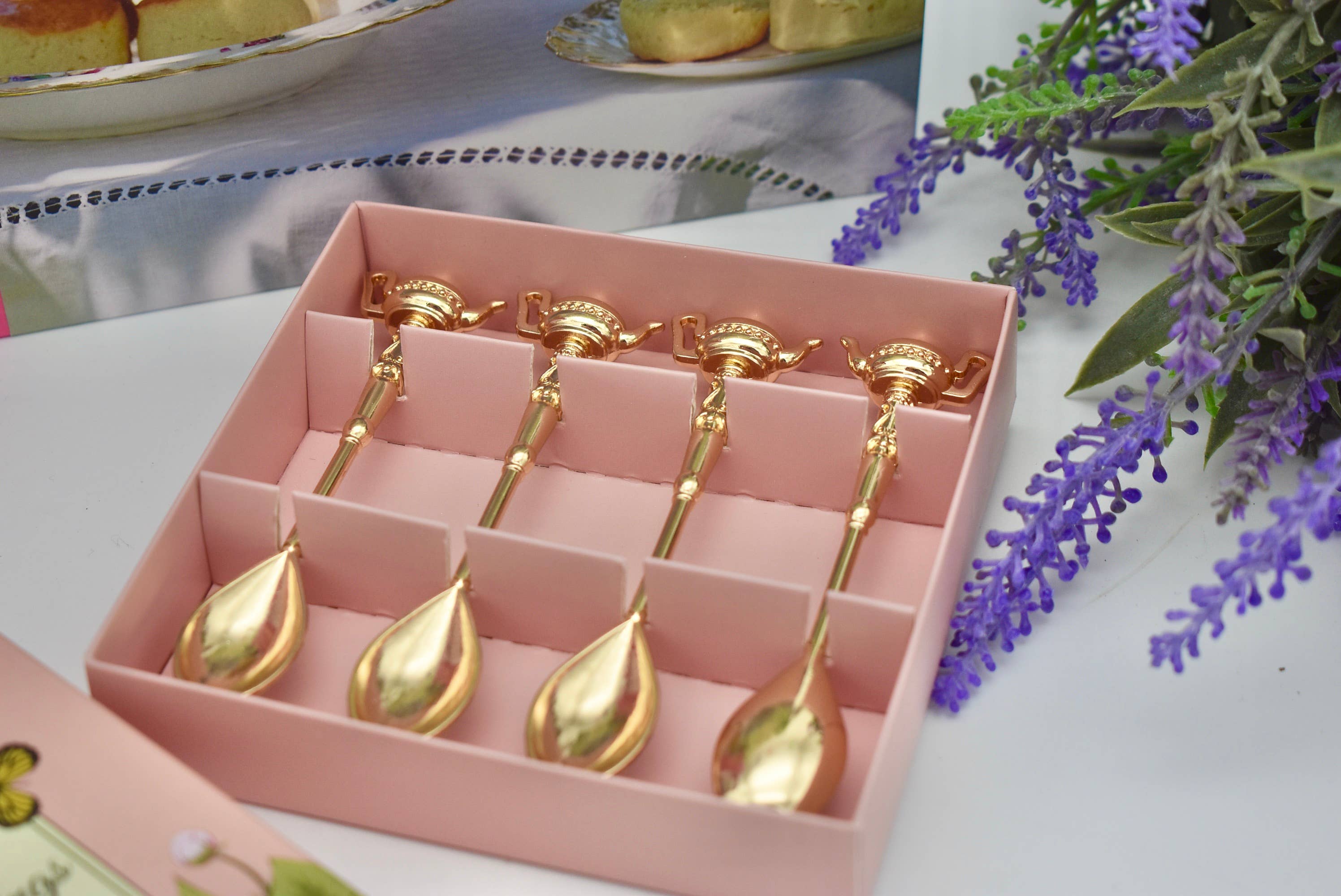 All Little Cute Things – Großhandel Esslöffel (Besteck) – Goldbeschichtete Löffel mit Teekannen-Griff im Geschenkset1