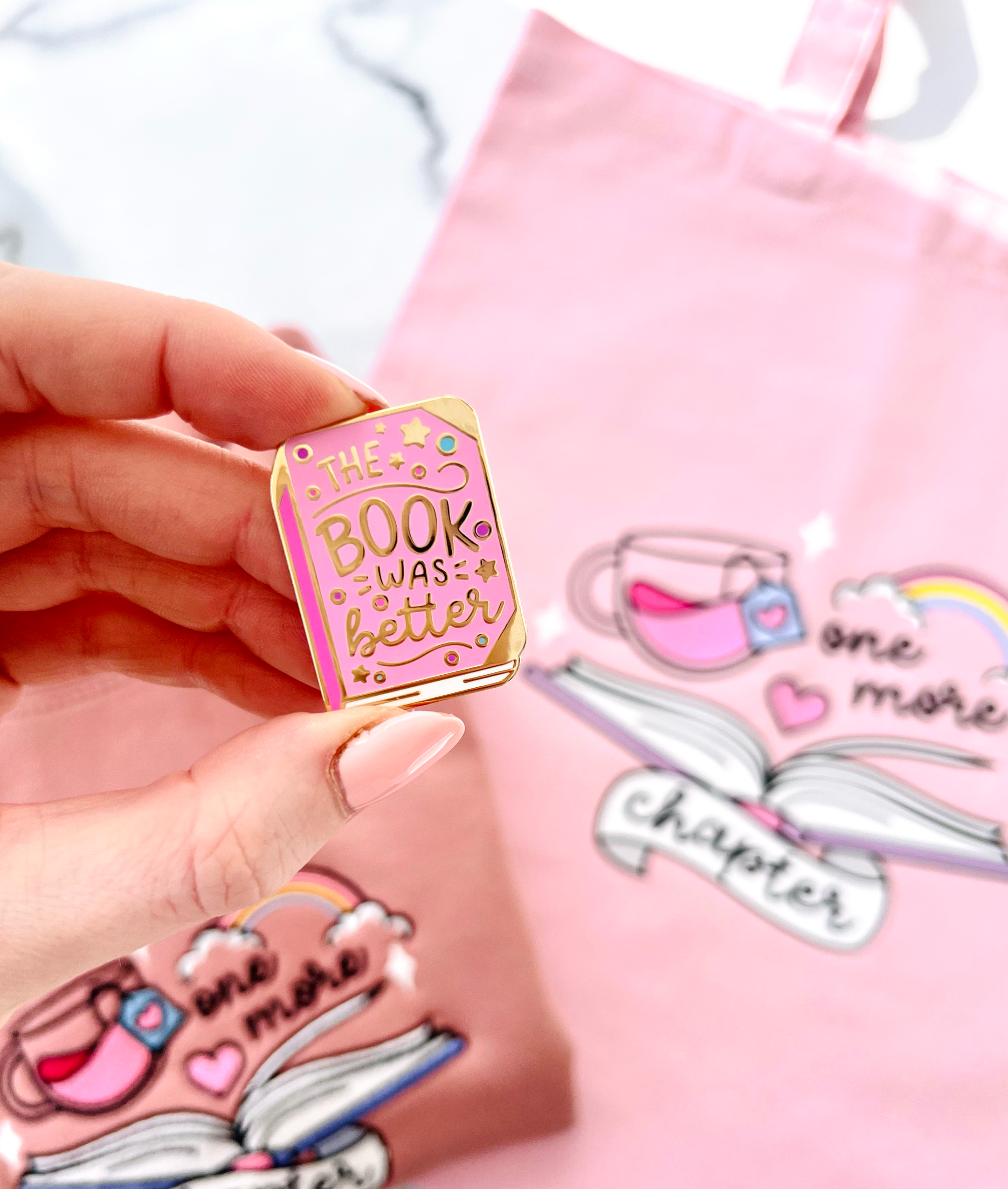 CoconuTacha – Großhandel Anstecker/Button – Anstecknadel „The Book Was Better“ aus hartem Email in Rosa mit Roségold4