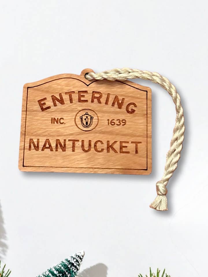 Ornement en bois « Panneau de la ville de Nantucket » pour la vente par Shore & Spruce