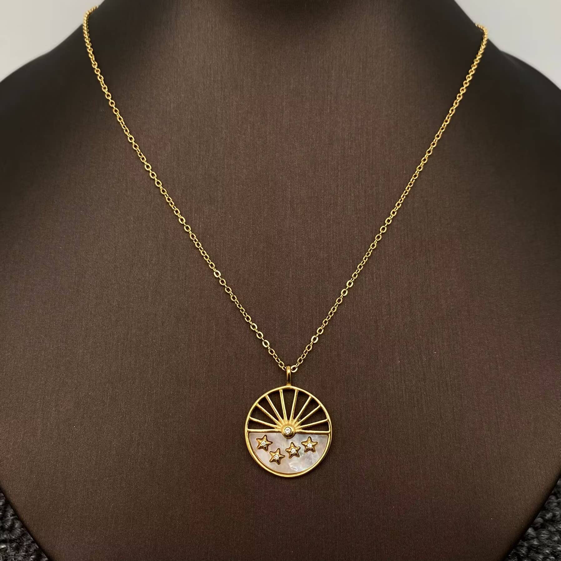 Mio Queena - Vendita all'ingrosso Collana con ciondolo/pendaglio - Collana con ciondolo a stella e sole in acciaio inossidabile placcato oro 18K - FGS/MS1