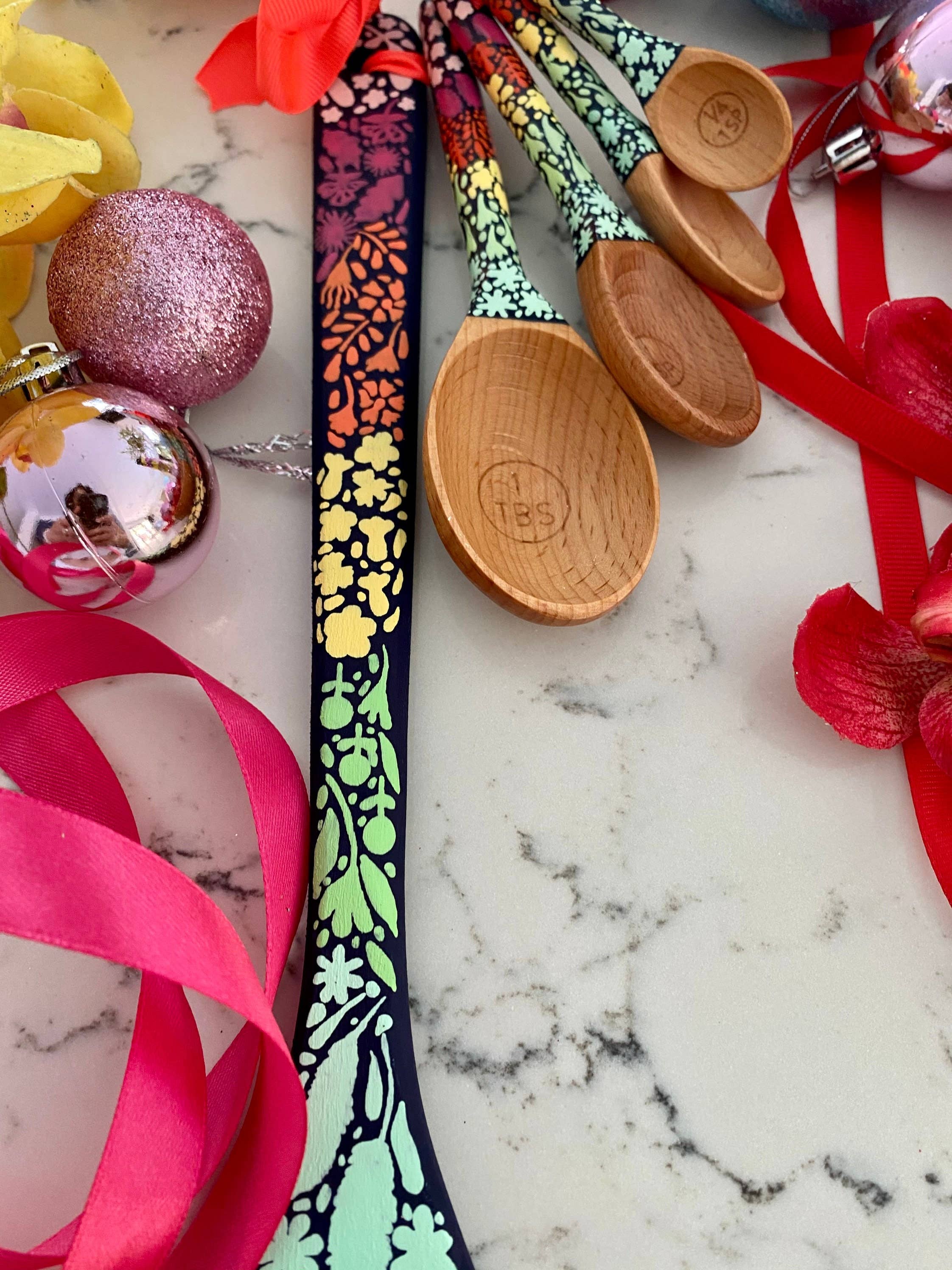 Oh The Places We Go Shop – wholesale Måttsked – Ombré Träsked Set - Bakskedar - Bakning Gift1