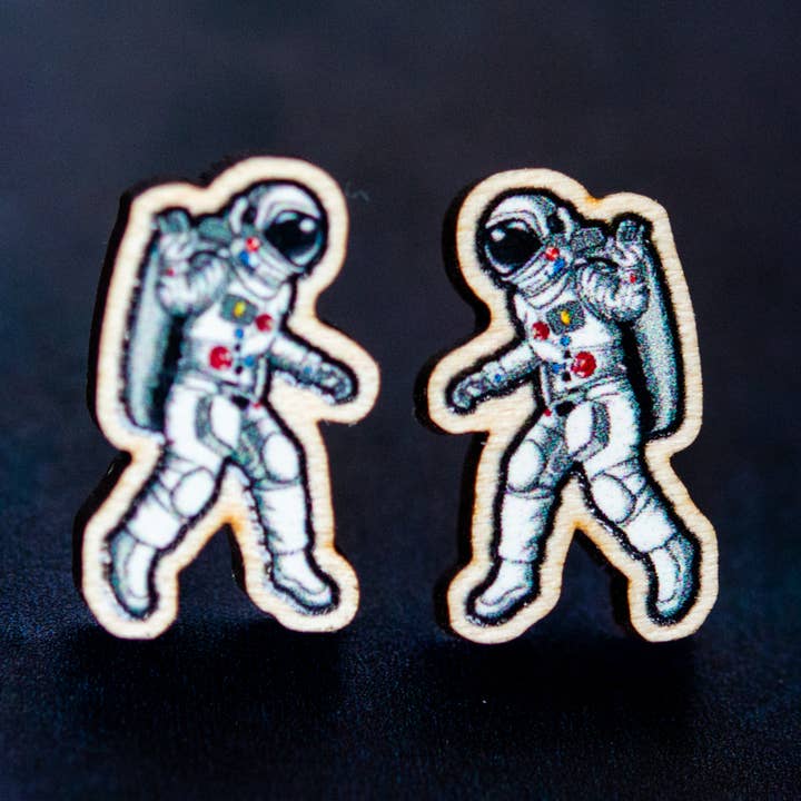 Boucles d'oreilles en bois astronaute, clous en titane Eco pour la vente par The Slug And Kraken