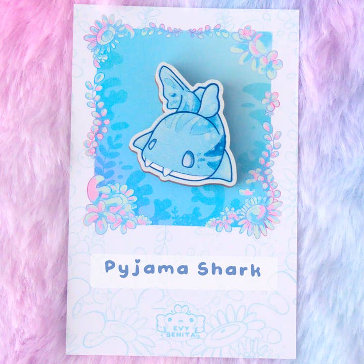 Adorable badge en bois en forme de pyjama pour la vente par Evy Benita