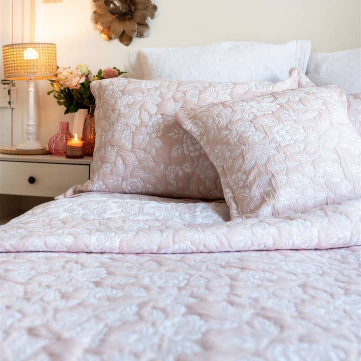 Forever England / Millie Mae – wholesale Bedding blanket – Eleanor Pale Pink Bedspread