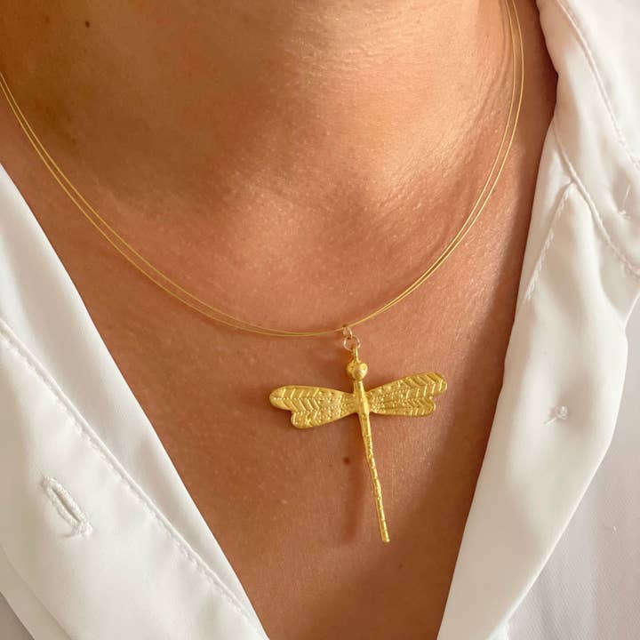 Collier ras du cou avec pendentif libellule pour la vente par Mar&Ella