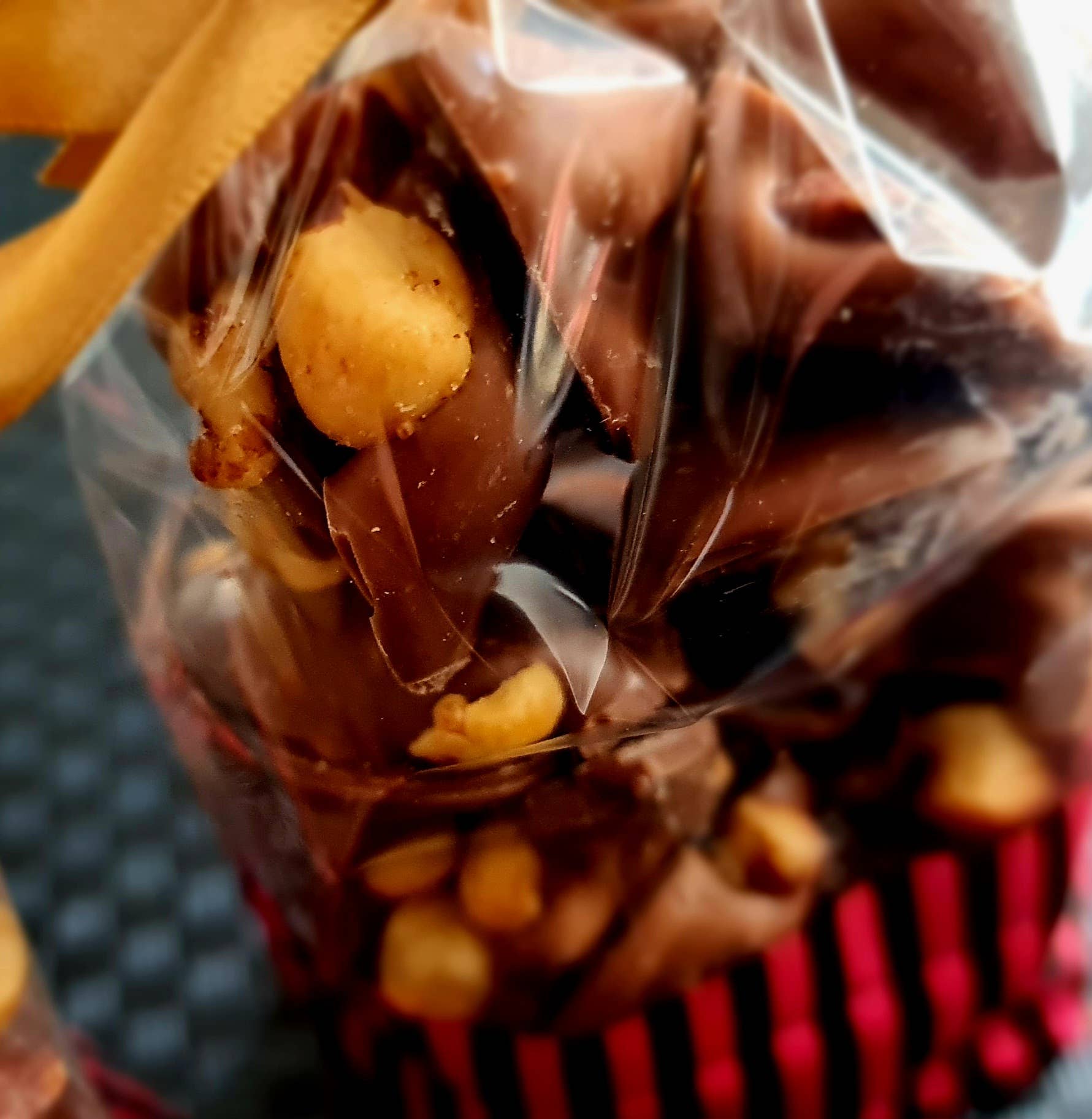 Cwtsh Chocolate - Wholesale Snoepjes met chocolade - Geroosterde noten en chocoladedruppels8