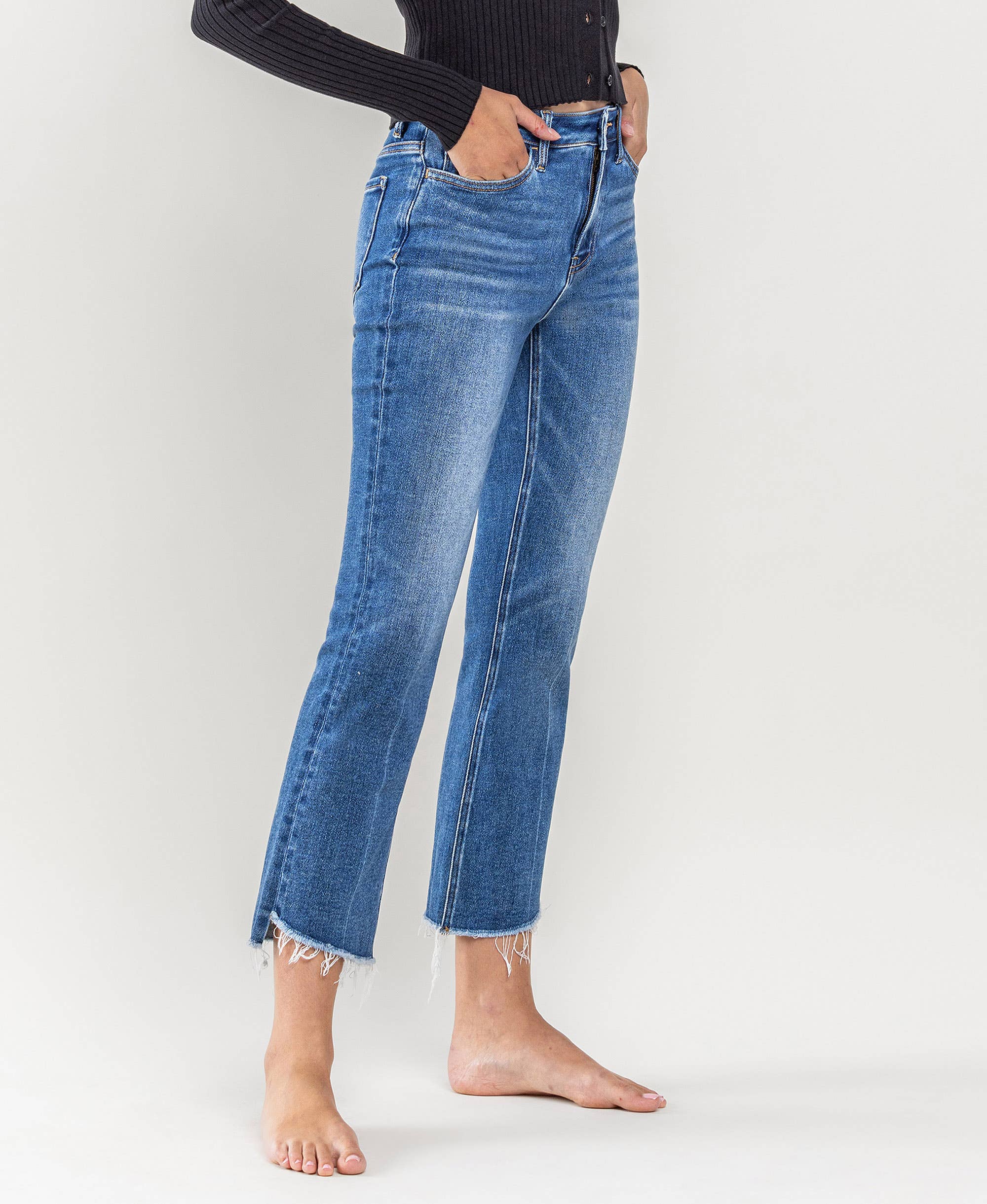 ERMUTIGEND KICK-FLARE-JEANS MIT HOHEM BUND UND RAUEN STUFEN AM SAUM T5910 für den Großhandel auf Faire6