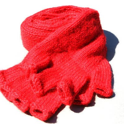 Gants longs sans doigts tricotés à la main en alpaga en corail pour la vente par Makers & Providers