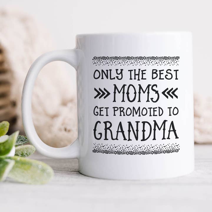 Kun de bedste mødre bliver forfremmet til bedstemor keramisk krus for engroshandel hos Heart & Willow Prints