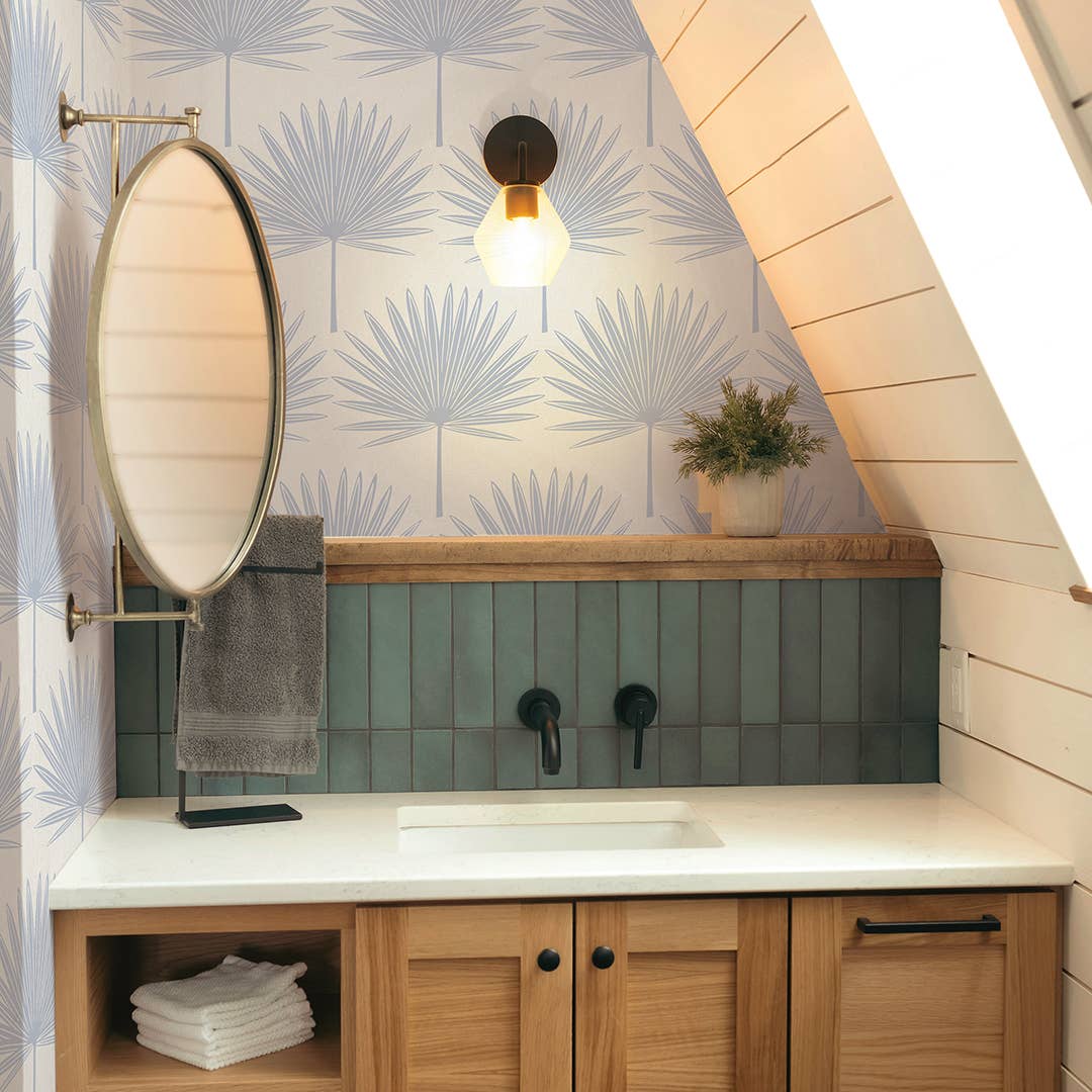 Blu Polvere e Bianco Sporco Carta da parati adesiva Palm Blue Stamped, 28 piedi quadrati in vendita all'ingrosso su Faire1