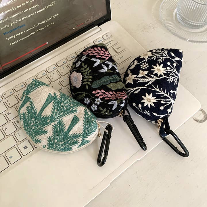 Estojo bordado para AirPods Pro 2 com motivo floral por atacado de Halcyon Outfitters®