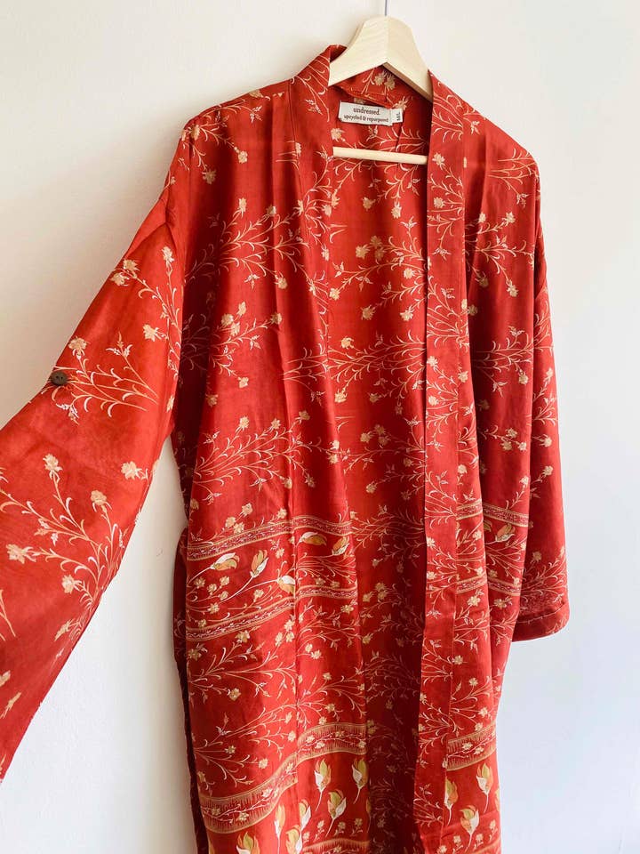 Kimono lungo M-L per la vendita all'ingrosso da parte di Undressed.