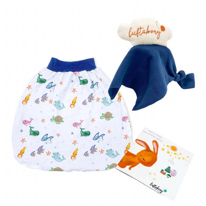 Ensemble de couchage bio Happy Friends avec doudou et livre de sommeil pour la vente par luftabong