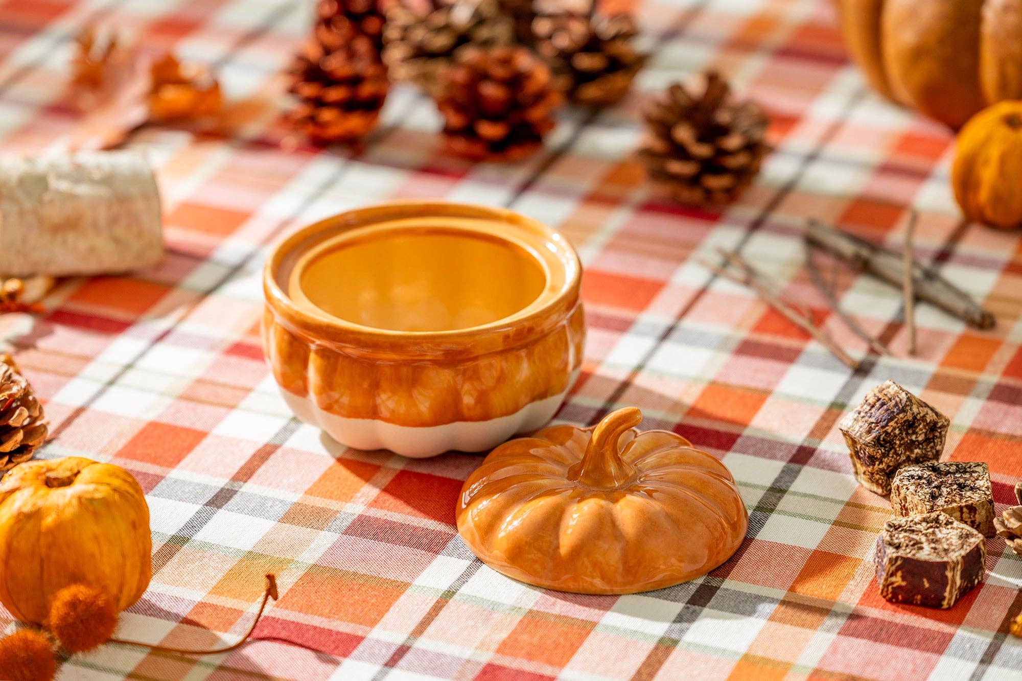 Grace Teaware - Vente Bol - Bol à glaçure réactive Orange Pumpkin Figural de 4,75 po avec couvercle1