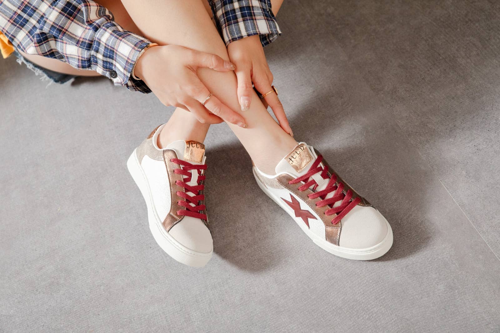 ERYNN – wholesale Vardagssneakers - Dam – Snörskor Elia med guldsparkle och metallicdetaljer11