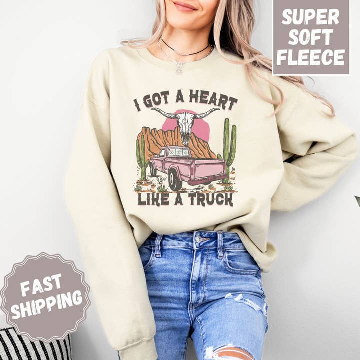 Sweat-shirt à col rond Got a Heart pour la vente par ChubbyBubbyBear