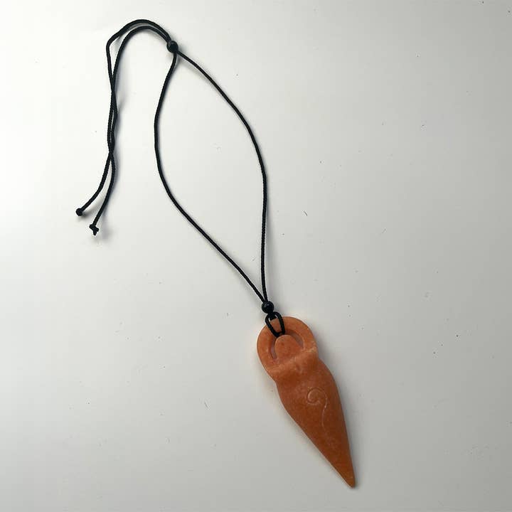 VIE – Engroshandel Halskæde med vedhæng – Vedhæng af Moder Jord-gudinde, 8x3 cm25