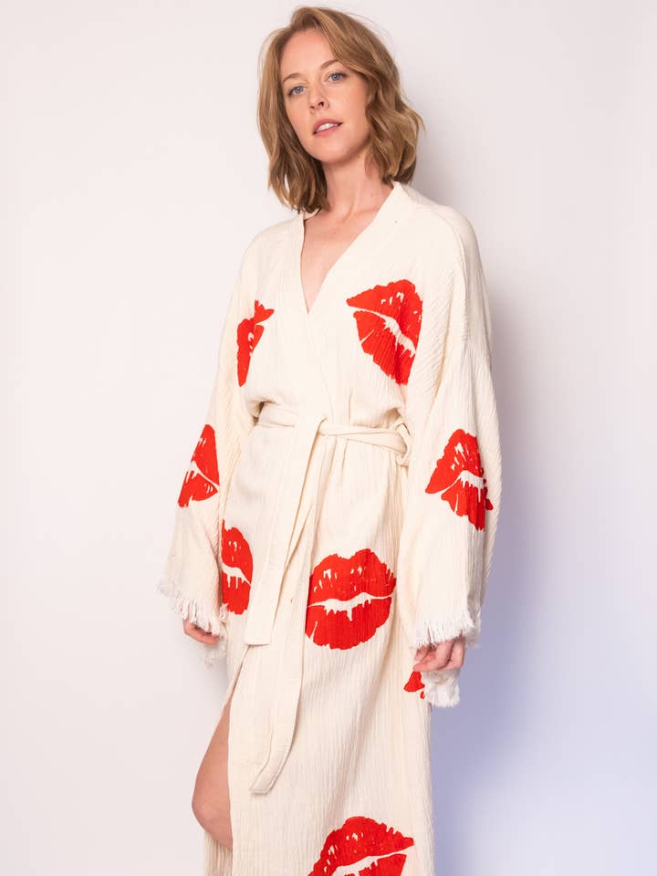 Robe en mousseline à imprimé lèvres, couverture en coton biologique, peignoir pour la vente par VATCHIO INC.