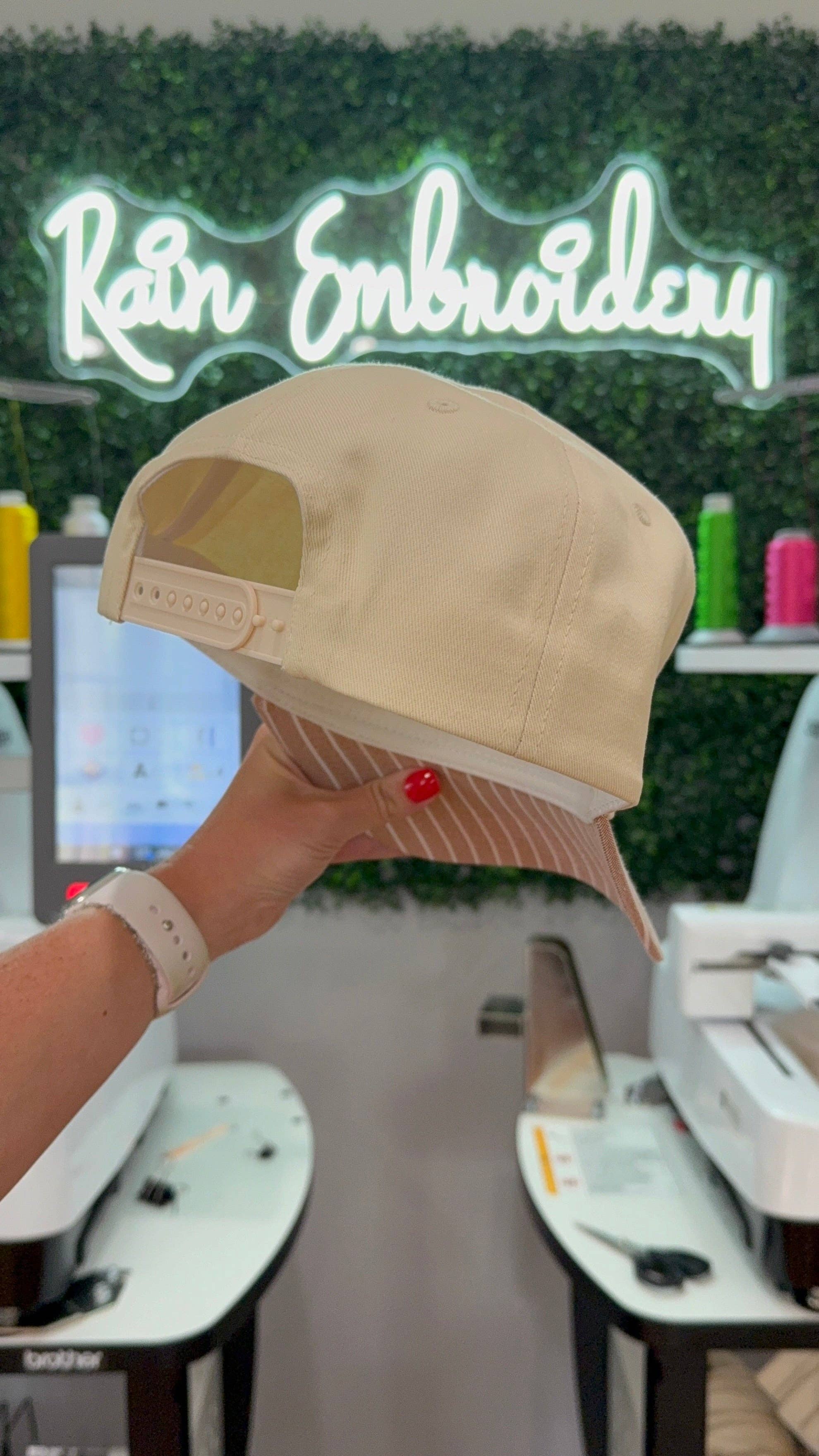 Rain Embroidery – Großhandel Trucker-Cap – Damen – Braun gestreifte Bill (leer) Trucker-Mütze2