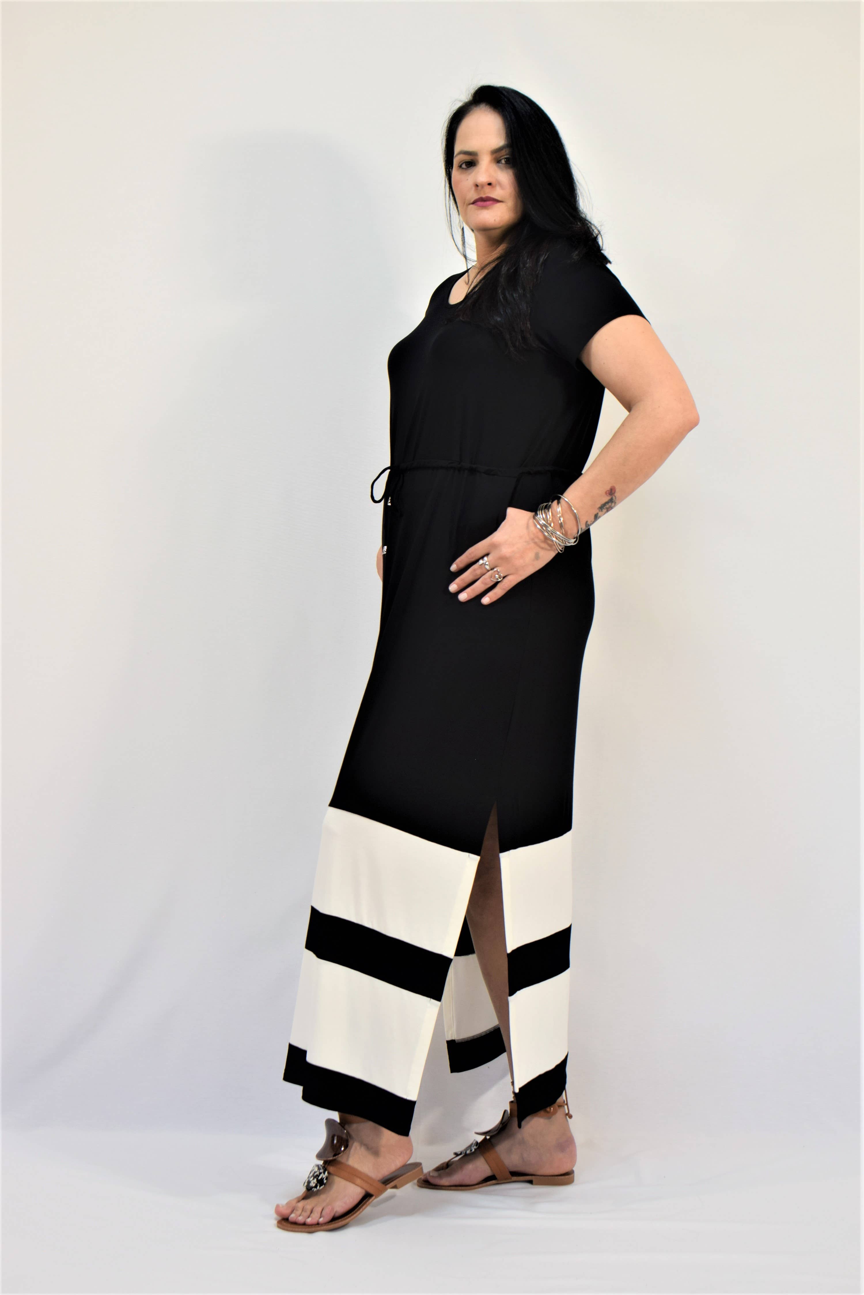 Sort og White-Off EcoVero™ caftankjole CHLOE – størrelse L til 6XL for engroshandel på Faire2