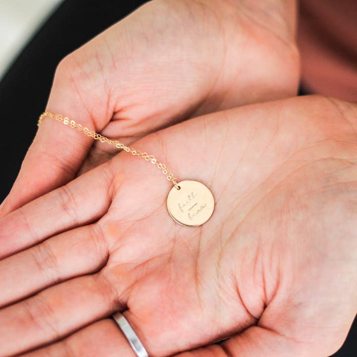 Tro Over frygt 16mm Disc halskæde for engroshandel hos GiGisPetals