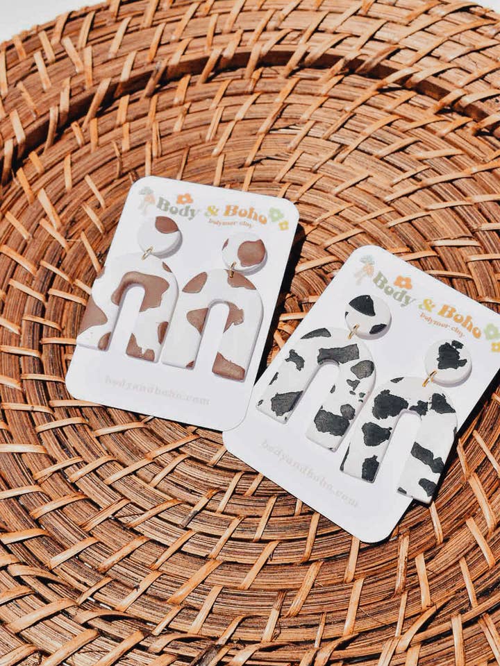 Mini-Ton-Ohrringe mit Kuh-Print für den Großhandel von Body & Boho