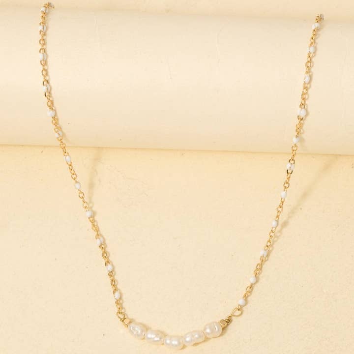 Collana a catena delicata con smalto e perline perlate in fila. per la vendita all'ingrosso da parte di Anarchy Street